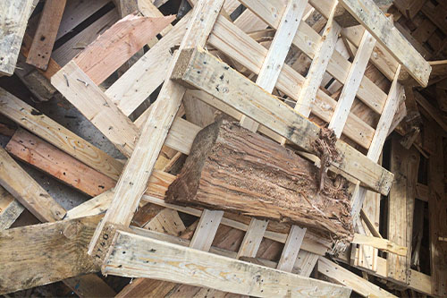 Gebrochene Holzpaletten Bild